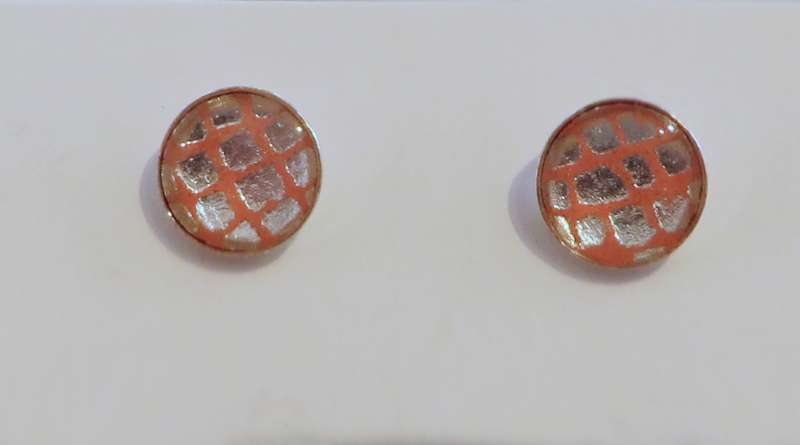 Round stud earrings