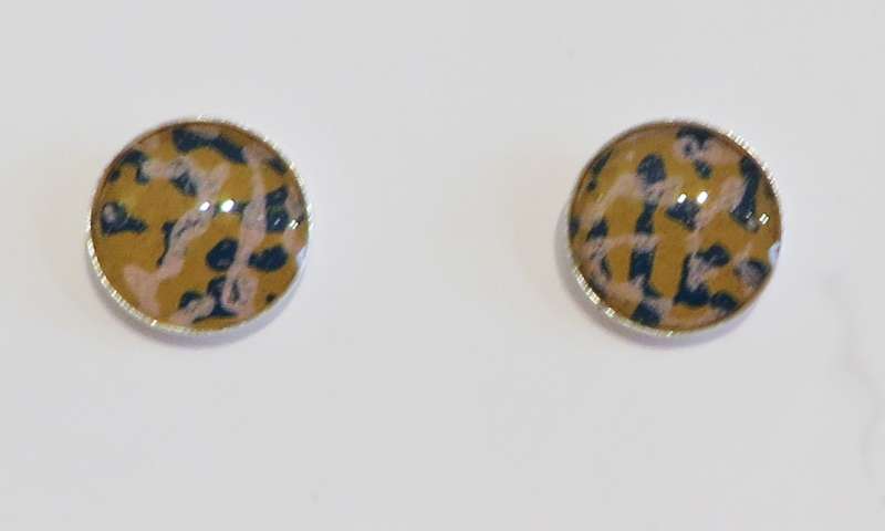 Round stud earrings