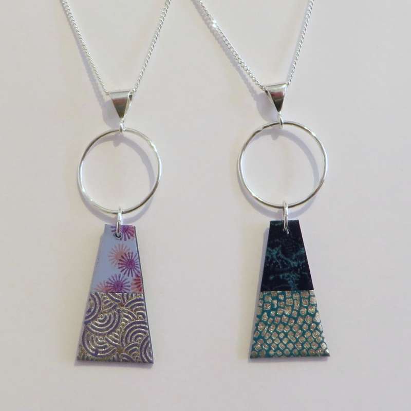 Reversible trapeze pendant