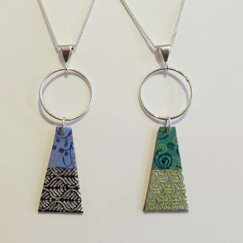 Reversible trapeze pendant