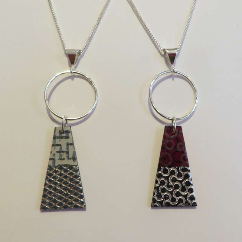 Reversible trapeze pendant