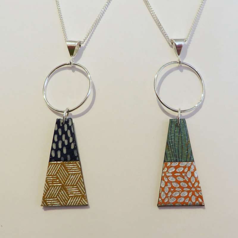 Reversible trapeze pendant